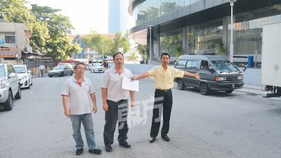 余保凭（右）接获商家和民众投诉，指吉隆坡市政局旗下的执法单位频繁锁车，导致业者的生意额严重受影响。（摄影：曾钲勤）