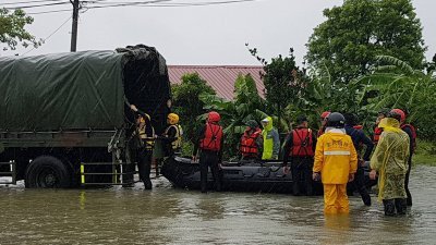 台湾：受到热带低气压的影响，位于中南部的嘉义地区降下了超大豪雨，造成多处淹水。这是台湾陆军周五乘搭车辆及舟艇，前往淹水的地区协助民众撤离。