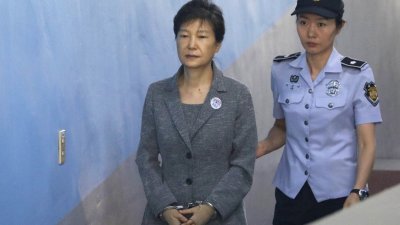 韩国前总统朴槿惠（左）。