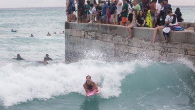 飓风来袭，夏威夷海浪滔滔，吸引大批民众到海边冲浪。