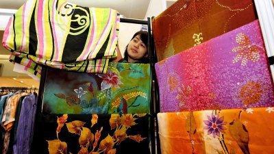 马来传统手工蜡染布料──峇迪，它不只是国家文化象征，也形成了文化创意产业。