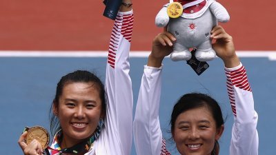中国次号种子徐一璠（右）与杨钊煊，在先胜一盘的情况下，被中华台北头号种子詹咏然与詹皓晴拖至抢十，但她们在关键时刻挽救两个赛点，最终以6比2、1比6、11比9险胜对手，赢得亚运网球女双金牌。