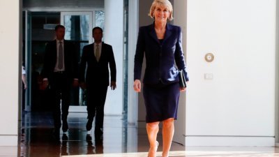毕晓普2013年开始担任澳洲外长，为阿伯特和特恩布尔两位总理效力。上周五特恩布尔辞职，作为自由党副党魁的毕晓普上阵竞选党魁，但最终落败。这是她在周五前往出席党团会议。