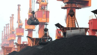 中国向煤炭在内的美国商品加征关税，以报复美国对第2批中国商品加征关税。这是江苏省连云港市的码头，工人用起重机运煤炭。