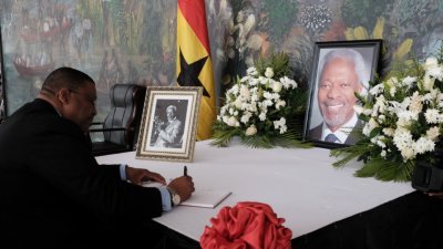 加纳政府在阿克拉国际会议中心设置吊唁簿，悼念本月18日逝世的安南。这是纳米比亚驻加纳大使雅索布，在吊唁簿上留言.