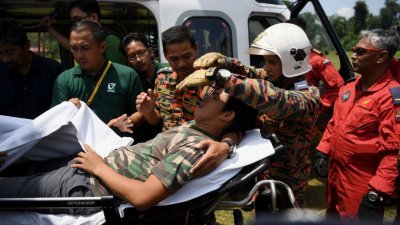 消拯员将虚弱的塔米兹送上直升机，待直升机降落到附近国中后再送往瓜拉立卑医院就医。
