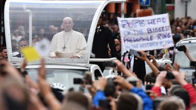 罗马天主教教宗方济各周六抵达爱尔兰，是39年来再有教宗访问这个天主教国家。都柏林市中心当天有10万民众，夹道欢迎方济各的车队，但人群中也有人高举横幅抗议教宗到访。
