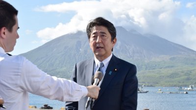 日本首相、自民党总裁安倍晋三，周日下午在鹿儿岛县垂水市，宣布参加党总裁选举。