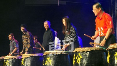 苏莱曼（左起）、拉杰巴星、李金友、廖彩彤及郑金财等为国际二十四节令鼓节主持开幕。 （摄影：杨金森）