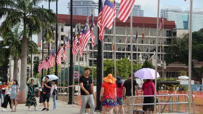 配合8月31日的国庆日，吉隆坡独立广场也挂满了“辉煌条纹”国旗，国旗随风飘扬，让隆市充满国庆气氛。
