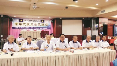 蓝步振（左3）主持马华峇株巴辖区会常年代表大会及选举。左起为蔡细历、江明光及苏添福。