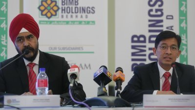 莫慕阿詹（右）和玛基星曼在2018上半年业绩汇报会上回应记者的问题。