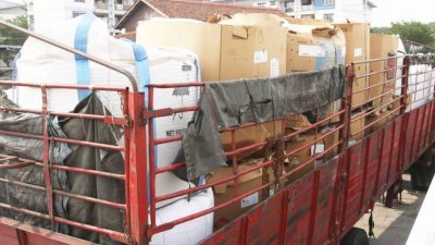 警方起获24大箱失窃的再循环塑胶品，扣押4辆拖格罗里。