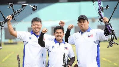 由李锦律（左起）、阿朗阿里夫及朱瓦迪组成的大马复合弓男团，成功击败中华台北摘下铜牌；这也是大马射箭队在本届亚运会的唯一奖牌。