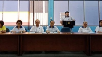 马华甲市区区会召开代表大会及改选，颜天禄（后排站者）蝉联区会主席一职。