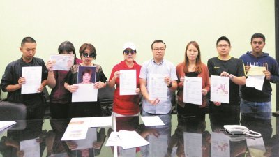 林月萍（左4）与多名受害者周三在记者会上，阐述参与投资计划受骗的事发经过；左5起为游佳豪、陈竽晴及林文祥。