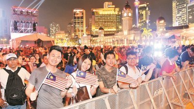 各族民众聚集在吉隆坡独立广场参与 《我爱马来西亚．同乐同欢国庆倒数 活动2018》，齐声高喊口号，迎接马 来西亚第61届国庆日。（摄影： -颜泉春-）