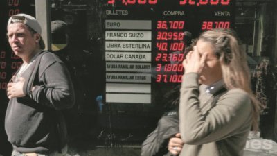 在阿根廷首都布宜诺斯艾利斯一家钱币兑换店，电子告示板显示批索在周三对美元的汇率。