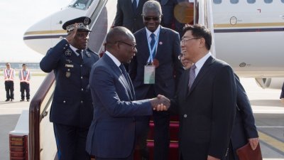 中非合作论坛北京峰会将在周一举行，贝宁总统塔隆（左2）周五提前抵达北京，对中国进行工作访问。