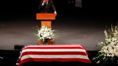 周四在亚利桑那州凤凰城举行的麦凯恩追悼会上，美国前副总统拜登致悼词期间擦拭眼泪。