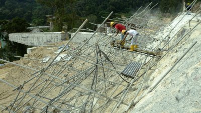 从2016年起至今，槟岛进行了70项修护及巩固山坡的工程。