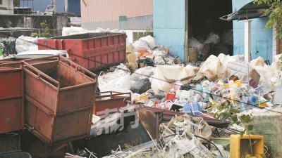 业者投诉，资源回收厂的卫生情况乱糟糟，回收物品堆成山未被妥善处理。（摄影：曾钲勤）