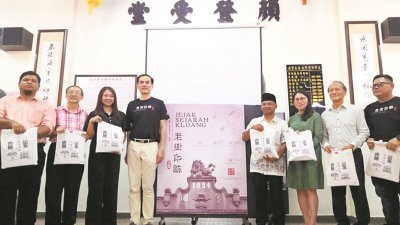 廖彩彤（左3起）、周忠信、黄书琪一同推介“老街印迹”活动。