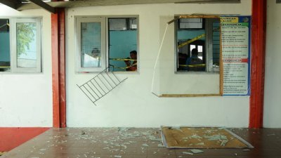 班达亚蓝巴罗村监狱的113名囚犯，用杠铃和铁铲撞破牢房的窗户和监狱栅栏后，集体越狱。这是当地官员在事发后检查监狱的破坏情况。