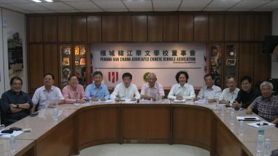 陈国平（左4起）和黄赐兴在槟城韩江华文学校董事会特别会员大会后，汇报韩江传媒大学学院兴建绿色空中楼遇到的阻碍。