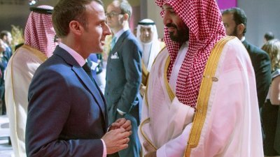 法国总统马克龙（左）和沙地王储穆罕默德，在G20领导人峰会场边对话。