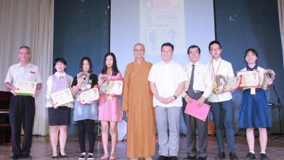 同窗文艺奖（文学散文）太平华联中学组得奖者，与嘉宾们合照，左5起是释继程、颁奖人倪 可敏及潘友来。