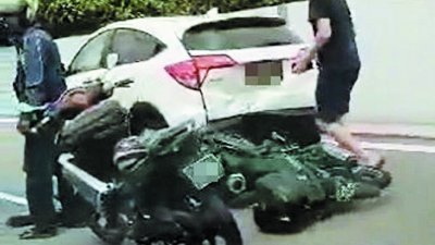 两辆马来西亚注册摩哆和一辆新加坡注册轿车在武吉知马快速公路相撞，一名摩哆骑一伤重不治。（视频截图）