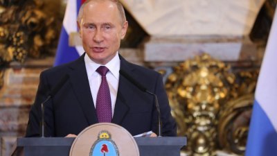 俄罗斯总统普京在布宜诺斯艾利斯的阿根廷总统府，与阿根廷总统马克里（不在图中）召开联合记者会。