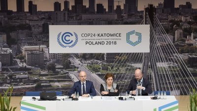 联合国大会主席、《联合国气候变化框架公约》秘书处执行秘书埃斯皮诺萨（中），周日在卡托维兹记者会上警告，全球变暖带来的威胁“从未如此恶化”，左为波兰环境部副部长库尔提卡。