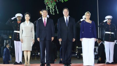 中国国家主席习近平（前排左2）与夫人彭丽媛，和巴拿马总统巴雷拉（前排右2）与夫人卡斯蒂略，一同在欢迎仪式上站立。