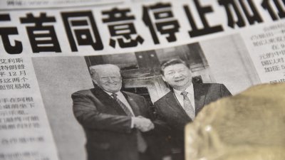 中国报纸周一的封面，报导中国国家主席习近平与美国总统特朗普会面，同意停止加征关税的消息。