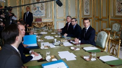 法国巴黎在上周六爆发50年来最严重的骚乱，总统马克龙（右）周日与内阁要员举行紧急会议。