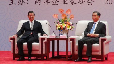 为期两天的两岸企业家峰会周二在中国福建厦门揭幕，中国全国政协主席汪洋（右）在开幕式前，与台湾前副总统萧万长及台湾与会团员会晤。
