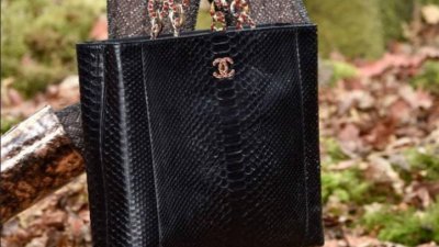 法国著名奢侈精品香奈儿宣布不再使用奇异动物毛皮做衣饰原料，官方网站也从周二起将所有蟒蛇皮手袋下架。
