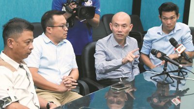 林立迎（右2）表示，吉隆坡市政局将针对娱乐场所营业时间的课题成立特委会，而卡立沙末也有意把决定权交由各区国会议员定夺。左起为苏金发及游佳豪；右为赖俊权。