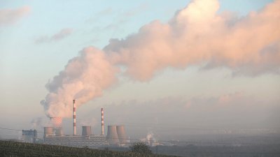 波兰南部城镇本津的发电站，排放出气体。联合国气候大会正在波兰举行，希望完成《巴黎协定》实施细则谈判。