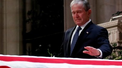 布什在其父亲的国葬仪式上，闭著眼抚摸了以美国国旗覆盖的灵柩，神情难掩哀伤。布什发表悼词时，追忆了老布什的教诲，更称他是名“好父亲、好总统”。