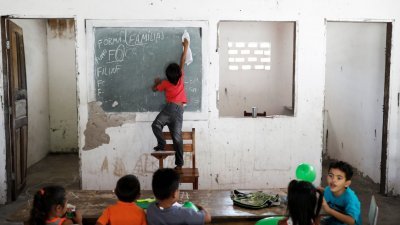 巴西东北部马拉尼昂州是全国最穷州之一，图为该州一间叫圣何塞的学校，小学生在破烂不堪的课室上课。