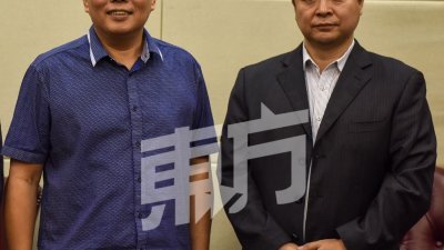 张国安（左）表示，广西桂林电子科技大学将与华总签署合作备忘录，以协助开发互联网+华团平台；右为邓国峰。 （摄影：黄良儒）