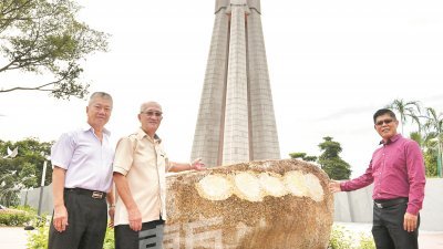 李振光（左2）连同林书德（左起）和彭志峰在位于羽化苑毗邻的和平公园，带领本地中文媒体预览“马来亚二战人民蒙难纪念总碑”。（摄影：张真甄）