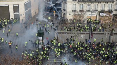 “黄背心”抗议者周六在巴黎香榭丽舍大道上集会，又与防暴警察发生冲突，警方发射催泪弹，人群慌乱走避。