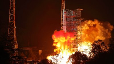 周六凌晨2时23分，中国西昌卫星发射中心以长征三号乙运载火箭，成功发射了“嫦娥四号”月球探测器，开启了月球探测之旅。这是运载火箭在升空前，其底部喷发出熊熊火光，场面壮观。
