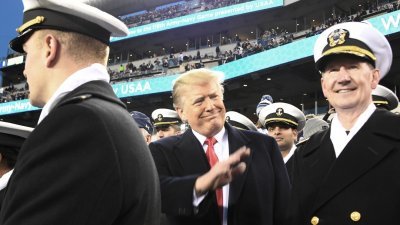 美国总统特朗普（中）于当地时间周六，出席在宾夕法尼亚州费城林肯金融体育场举行的一年一度的陆军—海军足球比赛。