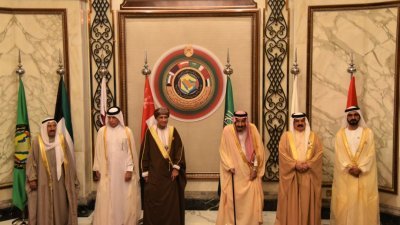 科威特埃米尔萨巴赫（左起）、卡塔尔外交国务部长苏尔坦、阿曼副首相法赫德、沙地国王萨勒曼、巴林国王哈马德，以及阿联酋副总统穆罕默德，当地时间周日在利雅得出席海合会峰会。