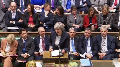 英国首相特丽莎梅当地时间周一下午在国会下议院宣布延后表决脱欧协议，让她在下议院遭到长达3小时的炮火攻击。